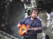 Ke všem svým kytarám má Adam Krofian sentimentální vztah. Na pustý ostrov by si ale vzal Fender Jazzmaster z roku 1972 | Foto: Michal Havlíček