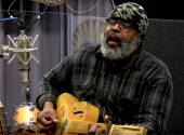 Alvin Youngblood Hart je jeden z chráněnců Taj Mahala. Do Česka v listopadu přijede jako jedna z hlavních hvězd šumperského festivalu Blues Alive. | Foto: Zach Powell