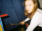 Slavnostní večer Vinyly odstartuje vystoupení songwriterky Anny Vaverkové nominované na objev roku. | Foto: Oddity Records