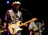 Buddy Guy dávno před Jimim Hendrixem udělal z hraní velké divadlo | Foto: Bruce, CC BY-NC-SA 2.0