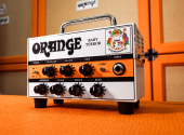 Orange Baby Terror nabízí výkon 20 wattů, plnohodnotné korekce a možnosti studiového připojení v aparátu, který se vejde do batohu. | Foto: Orange