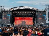 Déšť, bahno, nostalgie, objevy, návraty starých známých i moshpity. Rock for People 2026 znovu ukázal, že ho jen tak něco nerozhodí. | Foto: Jimmy Puda
