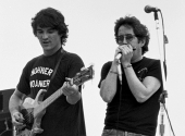 Paul Butterfield (vpravo) a Rick Danko na Woodstocku v roce 1979. | Foto: Wikimedia Commons