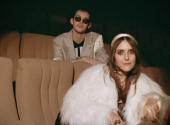 Synthpop je pro Bloome spíš výchozím bodem než pevně vymezeným teritoriem.