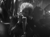 Bob Dylan prostě ani ve čtyřiaosmdesáti neponechává nic náhodě, aby dostál svojí pověsti muže, který umí překvapovat. | Foto: Columbia Records
