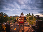 „V poslední době se mi to začalo pod nohama množit a musel jsem si efekty uspořádat na pedalboard, aby se mi po pódiu nerozutekly,“ říká Daniel Salontay. | Foto: Lukáš Velecký