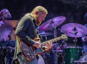 Derek Trucks snad bottleneck nesundává z prstu ani ve spaní a ve své hře se dopracoval absolutního mistrovství. | Foto: Stuart Levine