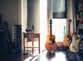 Našel jsem si místo (koberec pod nohama, knihovna v zádech), kde zpěvy a akustické kytary nezní úplně špatně. | Foto: Wes Hicks (Unsplash)