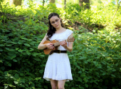 Chicagská písničkářka Emma Lee s ukulele Lanikai | Zdroj: twitter Lanikai Ukes