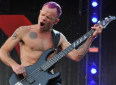 Flea umí opravdu prožít každou notu (tady to vypadá na F) | Foto: Theo Vargo