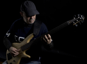 Gary Willis a jeho signature baskytara Ibanez GWB1005 v typické, ergonomicky dokonalé pozici pro hraní fusion groovů. | Foto: Gary Willis website