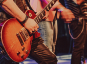 Kytary jako Fender Stratocaster nebo Gibson Les Paul, zesilovače Marshall nebo Vox už se staly jakýmsi „industry stadardem“ a definice způsobu hry na elektrickou kytaru, tak jak ji známe dodnes, byla ve svých základech položena. | Foto: Unsplash
