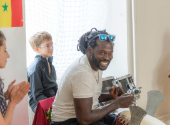 Cílem workshopu Senegalský rytmus je představit české veřejnosti odlišnou kulturu, ukázat její tradice, rytmy a hudební prožitky, zbořit zakořeněné mýty a přinést účastníkům nový pohled na hudbu. | Foto: archiv Moniky Böhmové