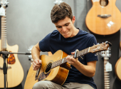 Hrát na kytaru trsátkem zatím Kevin Marchì  rozhodně neplánuje | Foto: Martin Novotný