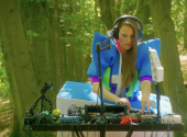 Vladivojna La Chia v projektu Tulpa Tape propojuje živou elektroniku, hlas, improvizaci a performance. | Foto: Patrik Veltruský