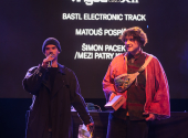 Mezi patry klid – vítězná dvojice výzvy Bastl Electronic Track během ceremoniálu v Lucerna Music Baru. | Foto: Libor Galia