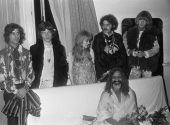 Zleva Michael Cooper, Mick Jagger, Marianne Faithfull, Shepard Sherbell, Brian Jones, Mahariši Mahéš zcela vepředu, 1. září 1967 | Foto: Ben Merk