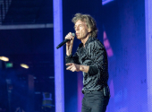 Andrew Watt dokázal zachytit přirozenou energii Stones a nechat vyniknout to, co vždy tvořilo jejich podstatu: kytary, rytmiku a nezaměnitelnou chemii mezi muzikanty. | Foto: Raph_PH (Wikimedia Commons)