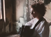  Nikola Mucha ve videoklipu ke skladbě Mrtvá nahrávaném ve vyhořelém bytě | Zdroj: Youtube 