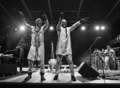 V bloku, kterým Folkové prázdniny začaly, se sešli kubánský jazzový klavírista Omar Sosa, zpívající hráč na koru Seckou Keita ze Senegalu a venezuelský perkusista Gustavo Ovalles. | Foto: Barka Fabiánová 