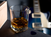 Hip hop & rap, country a pop mají překvapivé pojítko. Jejich umělci se v textech velmi často zmiňují o alkoholu jako zdroji inspirace, štěstí či úspěchu. | Foto: Anthony Torres (Unsplash)