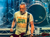 „Sex Pistols doslova roztrhali všechna pravidla. Jejich vztek přesně vystihoval, jak jsem se tehdy cítil,“ říká Peter Hook. | Foto: Jason Mooney