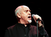 Peter Gabriel je ve svém výkonu stále odvážně melodický, jasný a výrazný. | Foto: Skoll World Forum/Wikimedia Commons