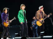 Jagger, Richards i Wood působí jako mladí kluci, kteří si celý nahrávací proces náležitě užívají. | Foto: Raph PH (Wikimedia Commons)