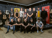 Soutěžící i s porotci na elektrické Kytarové aréně 2025. | Foto: Dita Havránková Soutěžící i s porotci na elektrické Kytarové aréně 2025. | Foto: Dita Havránková