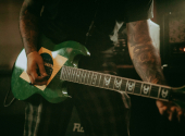 Po zahnutých hokejkách superstratů zase byly k vidění fenderovské vintage tvary, lespauly, esgéčka a zvuk evokoval starý dobrý sedmdesátkový hardrock. | Foto: Kris Amon (Unsplash)
