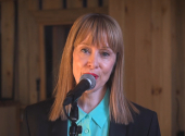 Hraje se song od Suzanne Vega, která je i v porotě | Foto: Furch Guitars