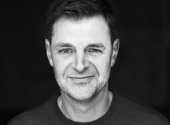 Novinář Saša Michailidis se v Akcentu ČRo Vltava zaměří na to, jak Spotify a další streamovací platformy změnily hudbu i její poslech. | Foto: Tomáš Vodňanský, ČRo Vltava
