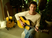 Martin rozšiřuje spolupráci se Shawnem Mendesem o dvě nové signované kytary, limitovanou 000-28 Shawn Mendes a dostupnější elektroakustiku 000-10E Shawn Mendes. | Foto: Martin Guitars