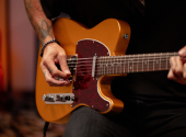 Troy Van Leeuwen převádí svůj dvanáctistrunný Custom Shop Telecaster do dostupnější podoby pod značkou Squier.  | Foto: Fender