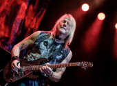 Steve Morse během sólové hry malíčkem pravé ruky mistrně ovládá hlasitost jednotlivých tónů. | Foto: Mark Ellis