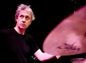 „Mám opravdu rád pocit při hraní na bicí – taktilní, hmatatelnou odezvu, kterou dostávám od nástroje,“ říká Tony Buck. | Foto: Holimage