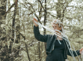 „S lidovou písní má moje tvorba mnoho společného, ale před krojem jako takovým mám velký respekt,“ říká Tereza Richtrová. | Foto: Karolína Ketmanová