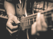 Vyhrávky rozložených akordů a melodií na jednotlivé struny ke strunným nástrojům bytostně patří už od počátku jejich historie. | Foto: Unsplash