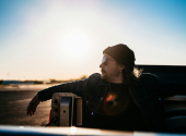 Až se po dlouhé noci za volantem auta nad obzorem konečně vyhoupne slunce, nalaďte si Christiana Lofflera. I Foto: Chris on Unsplash