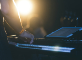 Už žádné tahání songbooků, žádná Já písnička ani koncertní hraní za hradbou notových plachet. Prostě byste se na celý zápis jedinkrát podívali a okamžitě si ho zapamatovali jako „vizuální mapu“. | Foto: Unsplash