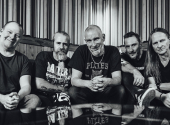 Legenda crossoveru stále sází na riffy, vztek a společenskou kritiku. | Foto: Peter Bjöns