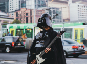 Vypadá to, že Darth Vader na fotce hraje silnou kombinaci základního tónu a kvarty. Nejčastěji se totiž v běžné hudební praxi používají dvojhmaty, kdy hrajete dva tóny najednou a vytváříte tak hutnější souzvuk. | Foto: Cristine Enero (Unsplash)