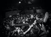 Síla riffu je neskutečná. Zahrajte pár not v pentatonice se zkreslením a obrátíte klub vzhůru nohama. | Foto: Evgeniy Smersh (Unsplash)