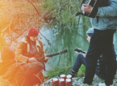 Hraní ve více lidech je mnohem zábavnější a navíc - nikdy nevíte, kdy se z improvizovaného setkání s kytarami stane zárodek budoucí kapely.  I Foto: Frische Luft Music on Unsplash
