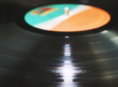 Poslech hudby z vinylu je rituál a požitek. | Foto: Jack Hamilton (Unsplash)
