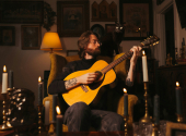 Pokud vás láká nahrávání acoustic coverů, vyplatí se investovat čas do vyladění vizuálně působivého prostředí, správného nastavení mikrofónů a světel. I Foto: Isaac Macdonald on Unsplash