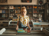 Krásnou vinylovou deskou rozhodně potěšíte mnohé muzikanty. Jenom si předtím zjistěte, jestli má dotyčná osoba gramofon. | Foto: Jamakassi