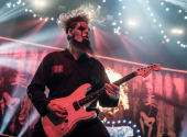 Jim Root dokázal u svých kytar propojit klasické Fender modely s metalem a tohle spojení funguje neskutečně dobře. | Foto: Flickr, NRK P3