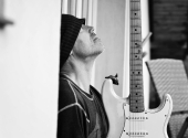Honza Ponocný hraje na Fender Stratocaster (Custom Shop model Rory Gallagher). | Foto: archiv Circus Ponorka