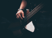 Basová linka v Zimní královně od Arakainu je skvělým příkladem přímočaré melodické basy v rockové baladě. Vhodné pro začínající a mírně pokročilé hráče, kteří chtějí co nejdříve hrát skladby svých oblíbených kapel. | Foto: Sam Moghadam Khmaseh (Unsplash)